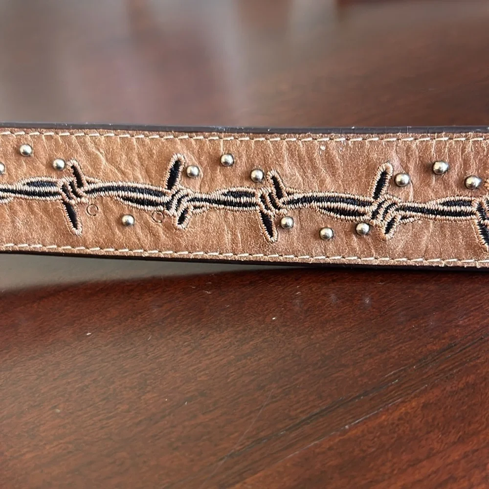 Nacona Texas long horn on buckle with  barb wire stitching youth unisex sz 26”